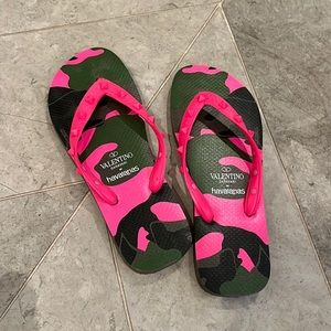Valentino x Havaianas Hot pink and camo flip flop. Size US 7/8